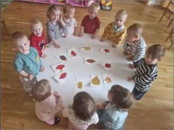 Печатење есенски лист со прсте 08-10-2025 - слика 1